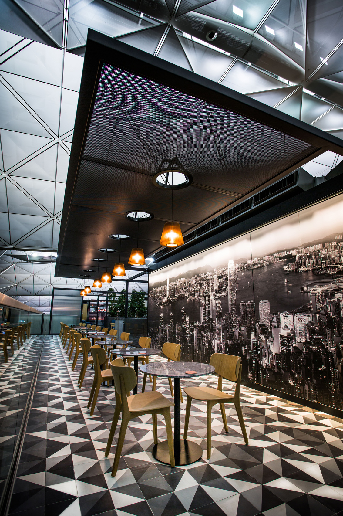 Qantas Lounge HongLong 04